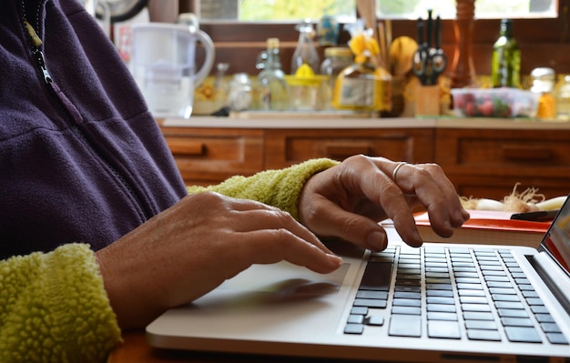 Osoba pisząca wiadomość kontaktową