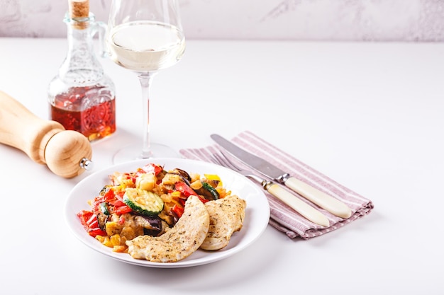 Zestaw talerzy z przygotowanym jedzeniem